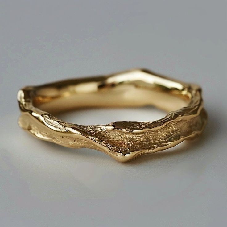 Femke™ | Vintage Ring in Forged Gold